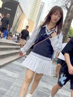 1243【KFC】短裙学生妹和男友逛街说笑·圆润的屁股把内衬都夹住