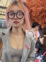 1282【KFC】丰满眼镜妹独自逛展。短裙白色薄内裆布有点发黄