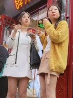 053原创抄底小吃街极品超薄肉丝姐妹花