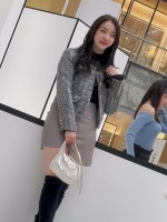 1368【KFC】短裙靓女冬天光腿·穿了骚窄内和闺蜜拍照·前后贴着CD