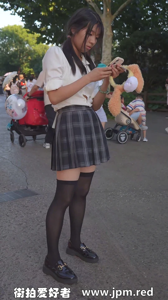 1249(BC-AA-704)两位制服jk小姐姐..裙子被风吹起..花内弯腰CD