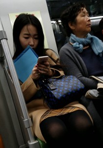 玩手机的米色外套黑丝黑鞋[805M]