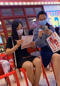 极品连衣裙肉丝袜美女闺蜜玩鞋丝腿[1.01G]