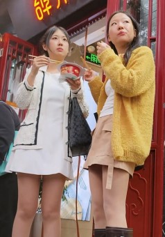 053原创抄底小吃街极品超薄肉丝姐妹花