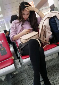 紫色毛衣深灰色短裙黑丝黑鞋[1.04G]