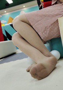 220亲子乐园方格连衣裙长发少妇超薄肉丝脚底都走脏了4K视频5分51秒