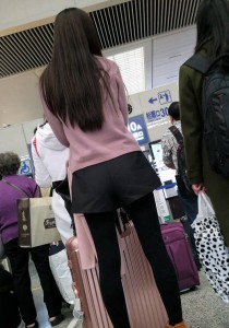 紫色毛衣黑裙街拍黑丝[1.09]