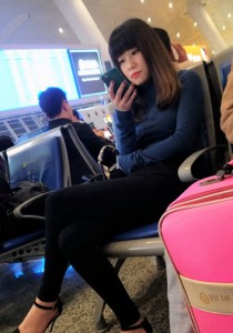 黑色紧身裤黑色尖头皮鞋美少女[689M]