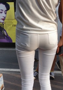 Phoenix-等公交的紧身白裤翘臀学生妹[353M]