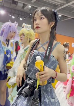 1280【KFC】洛丽塔裙靓女逛街·好像不开心了·白色骚窄内低角度CD