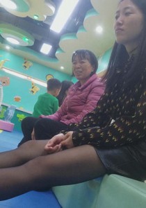 亲子乐园长发黑丝美妈丝腿侧拍角度第一部[1013M]