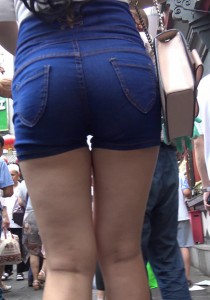 【街拍之魂】紧牛热裤丰臀大妹子[2.31G]