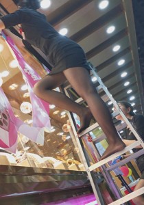 158珠宝店养眼制服黑丝美女销售丝腿爬梯稀有题材