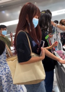 【TIMCOB】⭐CD原创⭐和闺蜜男友逛美妆店！短裙粉N！尿湿了[879M]