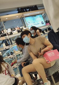 217风韵犹存短发风满熟女试穿高跟身材不错3分13秒