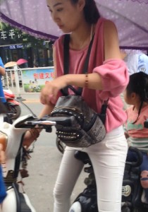 Phoenix-韵味十足的紧身白裤妈妈[676M]