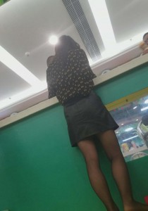 亲子乐园长发黑丝美妈丝腿仰拍角度第二部[428M]