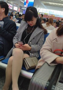 大方展示丝足的风烧轻熟女[3.73G]