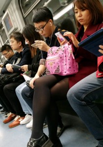 红色毛衣街拍黑丝黑鞋粉色包[780M]