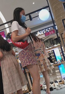 208鞋店纯美小妹妹嫩白细腿肉丝加棉袜试靴旁边都多喵一眼2分22秒