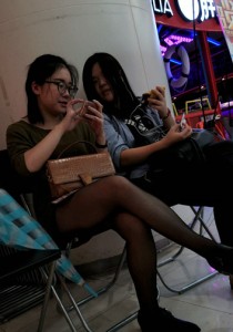 黑丝黑高四眼妹[1.04G]