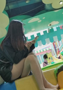 亲子乐园长发眼镜美妈美褪肉丝袜特写[1.43G]
