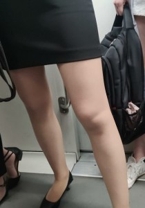 地铁站职业装肉色丝袜细腿OL[2.44G]