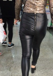 【熬夜猫】韵味犹存的丰臀皮裤熟女[1.19G]