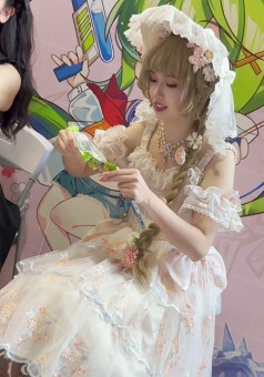 1279【KFC】学生妹和闺蜜逛展·洛丽塔裙白色可爱内·前拍露黑森林