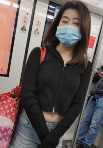 长腿短裤露脐装美女[4G]