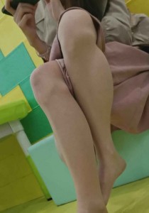 亲子乐园长发超薄肉丝袜少妇丝腿近距离特写第一部[396M]
