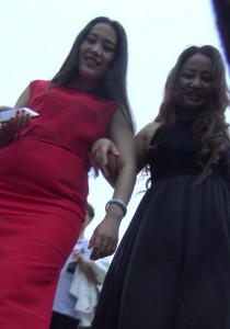 【街拍之魂】性感红裙金色高跟美臀美女[3.18G]