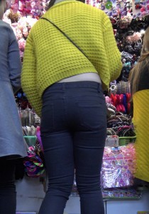 【街拍之魂】丰腴紧牛肥臀长辫美女[1.64G]