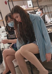 鞋店长发高挑身材美女肉丝凉跟试鞋[207M]