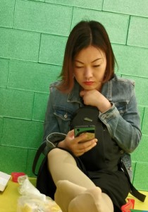 亲子乐园牛仔短发肉丝袜少妇上下角度近距离丝腿[582M]