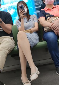 用华为Mate30Pro的肉丝袜长腿美女[2.34G]