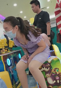 162亲子乐园年轻眼镜少妇肉丝凉拖视频1分58秒