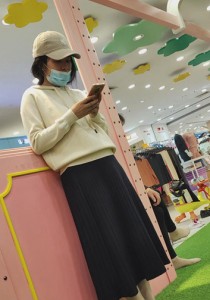 178亲子乐园时尚运动休闲长裙宝妈肉丝脚底特写2分49秒