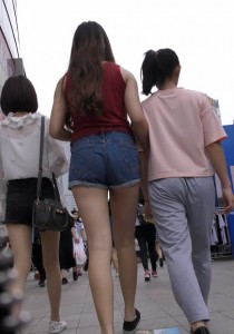 魔兽君子-高挑牛仔热裤长腿美眉[834M]