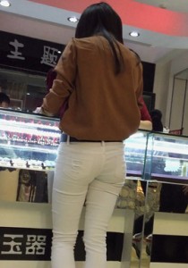 【JACK】金店里买手链的紧身白裤人妻[632M]