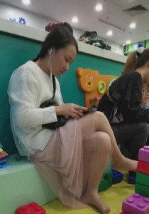 亲子乐园温柔文雅美少妇超薄肉丝袜特写[806M]