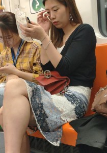 挑鞋的裸腿高跟美女[452M]