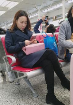 深蓝色大衣美熟女[526M]