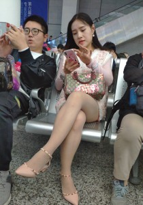 候车室的低跟肉丝袜美女[853M]