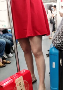 地铁站红色连衣裙肉丝袜平底鞋气质少妇[1.98G]