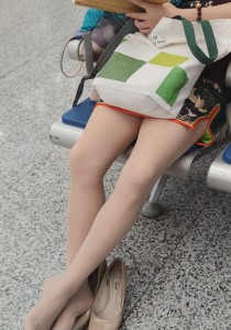 旗袍少妇大秀丝足[2.42G]