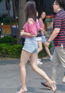 热裤长腿姑娘抢眼的玉腿原图48p