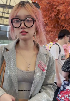 1282【KFC】丰满眼镜妹独自逛展。短裙白色薄内裆布有点发黄