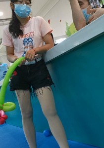 亲子乐园年轻眼镜少妇肉丝袜长腿特写[865M]