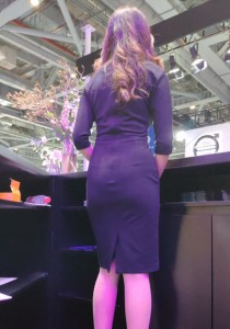 大秀丝足的美女前台[246M]